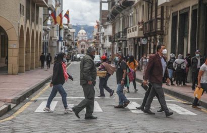 20210306045154_ecuador-bordea-los-293-000-positivo