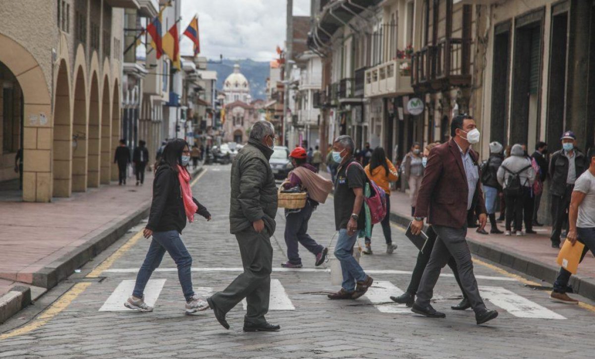 20210306045154_ecuador-bordea-los-293-000-positivo