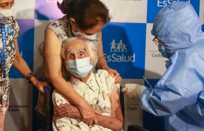 20210308040252_una-mujer-de-104-aa-os-la-primera-a