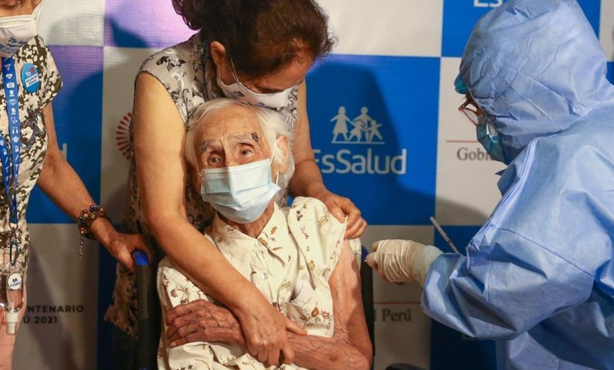 20210308040252_una-mujer-de-104-aa-os-la-primera-a