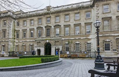 20210323081540_isabel-ii-enva-a-flores-como-tribut