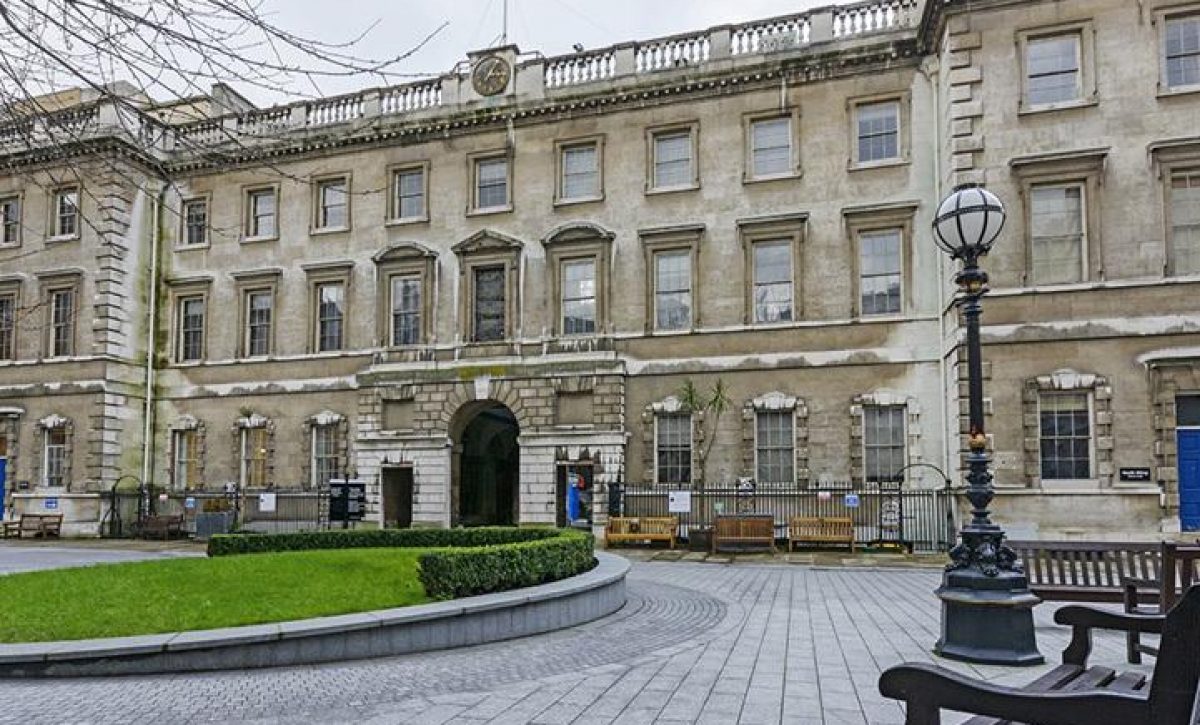 20210323081540_isabel-ii-enva-a-flores-como-tribut 20210323081540_isabel-ii-enva-a-flores-como-tribut