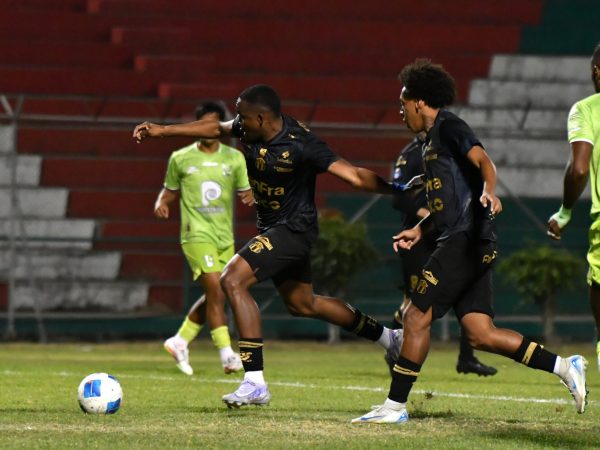 Liga de Portoviejo recibió a Macará por la Copa Ecuador en el estadio Reales Tamarindos