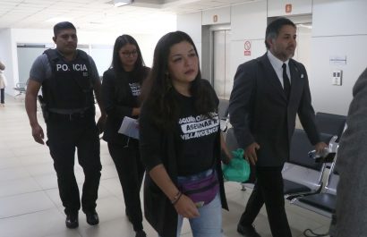 Amanda y Tamia Villavicencio acudieron a la audiencia de formulación de cargos en el caso Villavicencio en el Complejo Judicial. FOTO: API