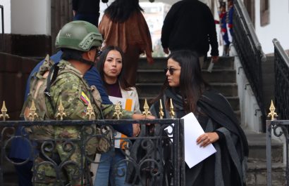 Quito, lunes 24 de noviembre del 2025
Amanda Villavicencio, acudió a la Presidencia de la República para entregar una carta al Presidente Daniel Noboa, en la cual solicita la investigación del magnicidio de Fernando Villavicencio. 
Fotos : API / Rolando Enríquez