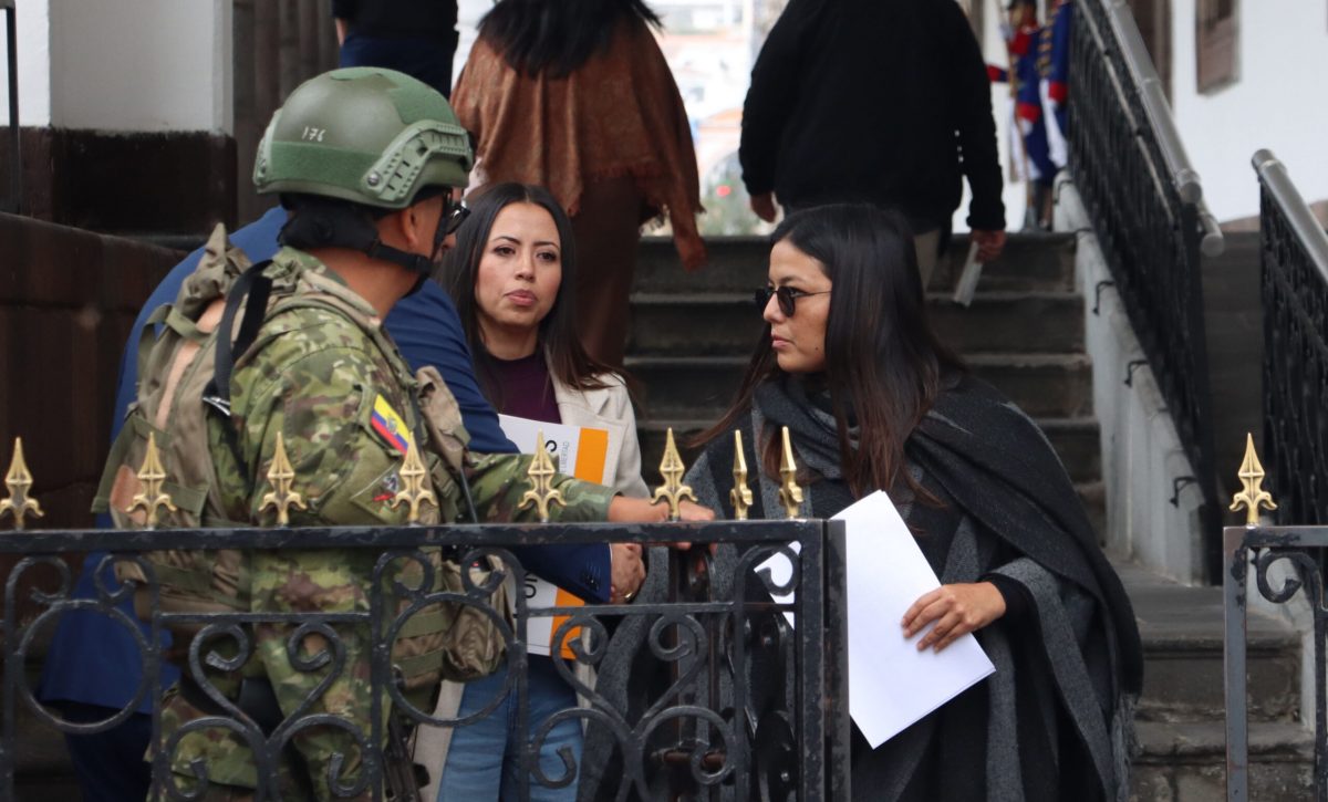 Quito, lunes 24 de noviembre del 2025
Amanda Villavicencio, acudió a la Presidencia de la República para entregar una carta al Presidente Daniel Noboa, en la cual solicita la investigación del magnicidio de Fernando Villavicencio. 
Fotos : API / Rolando Enríquez