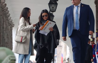 Amanda Villavicencio, acudió a la Presidencia de la República para entregar una carta al Presidente Daniel Noboa. FOTO: API.