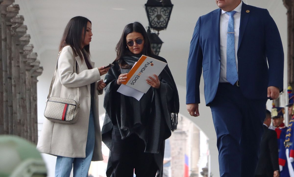 Amanda Villavicencio, acudió a la Presidencia de la República para entregar una carta al Presidente Daniel Noboa. FOTO: API.