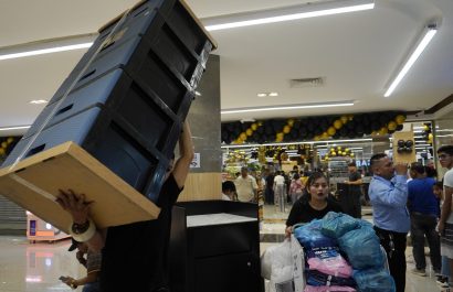 Guayaquil, jueves 27 de noviembre del 2025
Desde tempranas horas compradores colmaron el hipermercado Coral, ubicado en la avenida Carlos Julio Arosenena, aprovechando las ofertas del Black Friday 
Fotos: César Muñoz/API