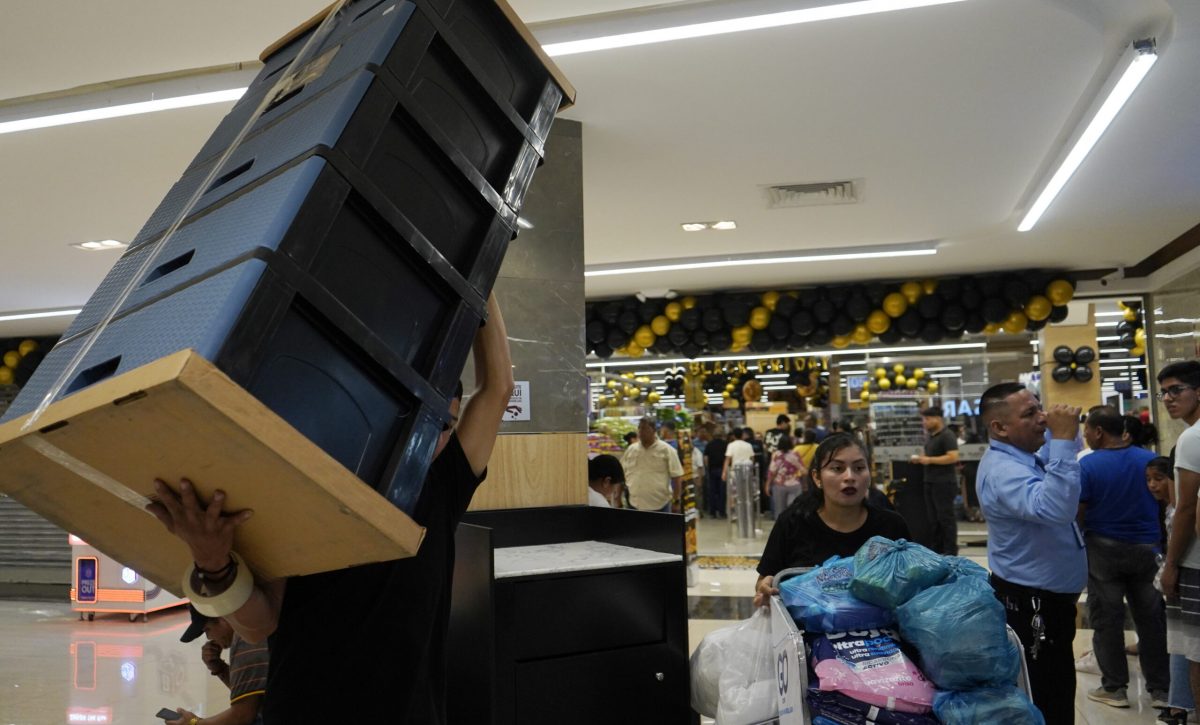 Guayaquil, jueves 27 de noviembre del 2025
Desde tempranas horas compradores colmaron el hipermercado Coral, ubicado en la avenida Carlos Julio Arosenena, aprovechando las ofertas del Black Friday 
Fotos: César Muñoz/API