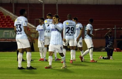 Cuenca,Ecuador 2 de Diciembre de 2025. En la nochede hoy en el estadio Alejandro Serrano Aguilar el conjunto del Cuenca Jrs se enfrenta aUniversidad Catolica por la semi final de vuelta por la Copa Ecuador 2025 foto API/Boris Romoleroux. l