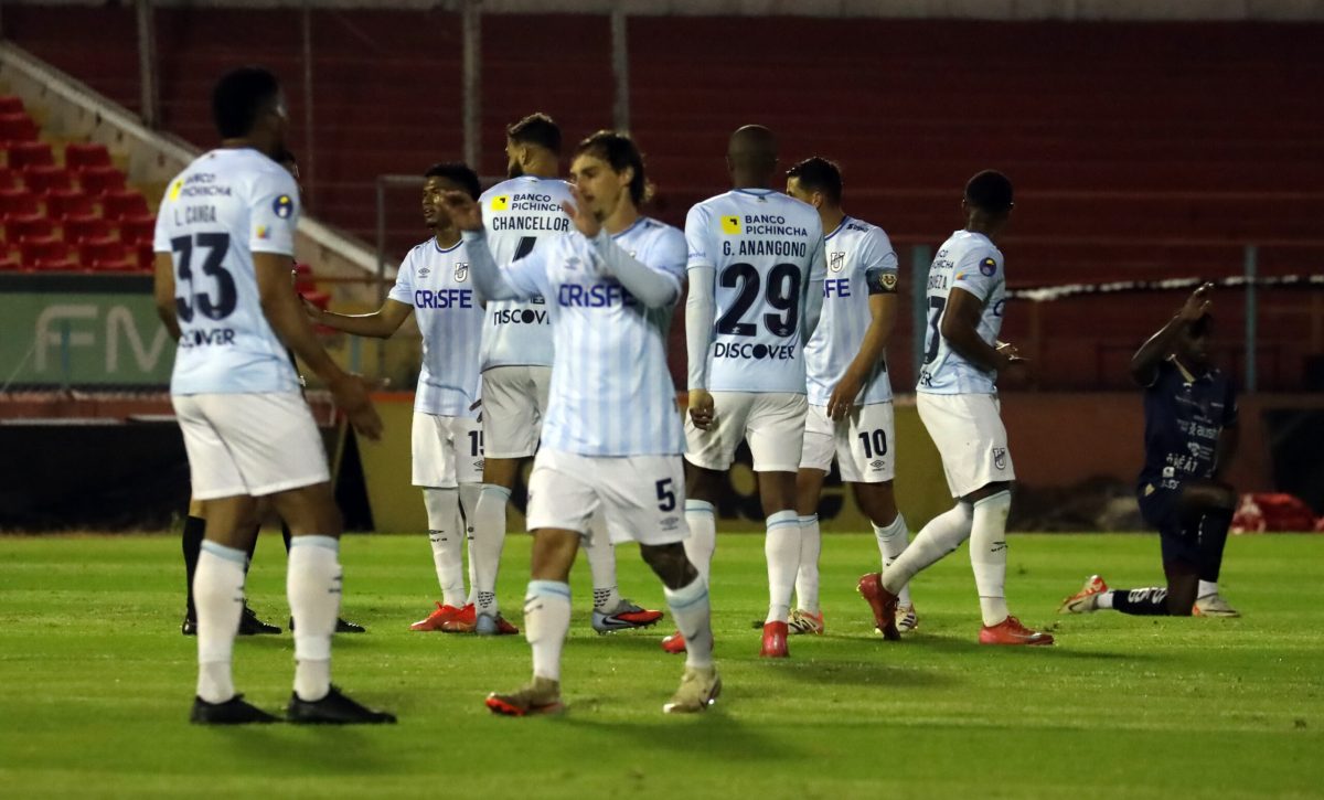 Cuenca,Ecuador 2 de Diciembre de 2025. En la nochede hoy en el estadio Alejandro Serrano Aguilar el conjunto del Cuenca Jrs se enfrenta aUniversidad Catolica por la semi final de vuelta por la Copa Ecuador 2025 foto API/Boris Romoleroux. l