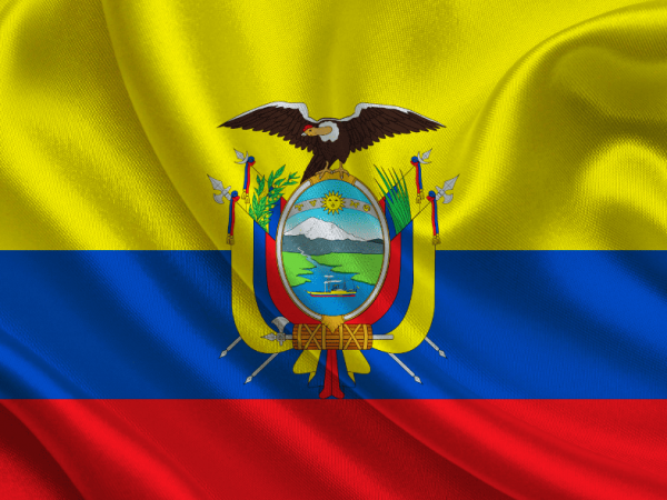 El Escudo Nacional del Ecuador se ubica tradicionalmente en el centro de la Bandera Nacional.