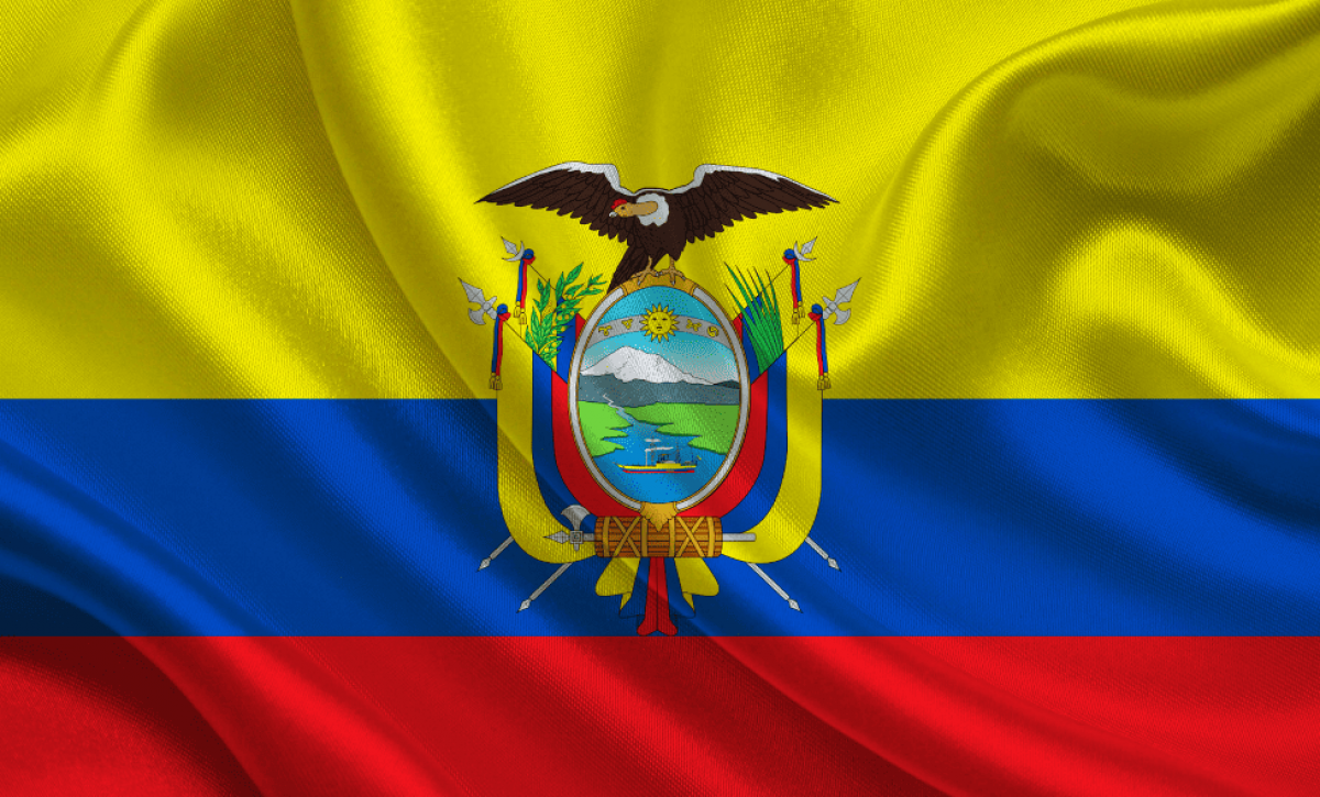El Escudo Nacional del Ecuador se ubica tradicionalmente en el centro de la Bandera Nacional.
