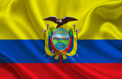 El Escudo Nacional del Ecuador se ubica tradicionalmente en el centro de la Bandera Nacional.