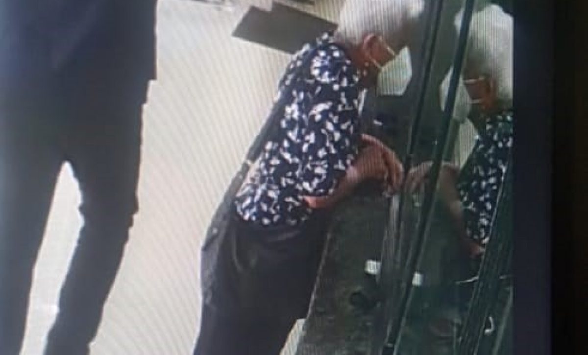 39-A-FOTO-1-DIFUMINAR-ROSTRO-TAMBIEN-EN-EL-ESPEJO