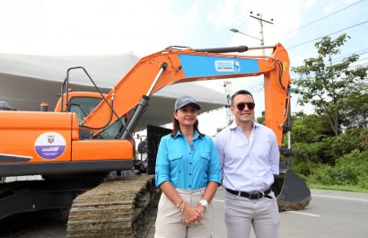 El presidente Daniel Noboa (der.) junto a la prefecta del Guayas, Marcela Aguiñaga en el inicio de la construcción de las vías de acceso de los tramos 4 y 5 del Quinto Puente. FOTO: Ministerio de Infraestructura y Transporte – Ecuador.