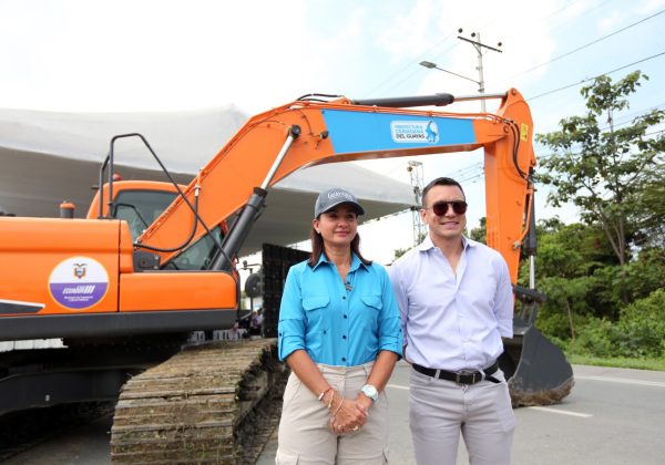 El presidente Daniel Noboa (der.) junto a la prefecta del Guayas, Marcela Aguiñaga en el inicio de la construcción de las vías de acceso de los tramos 4 y 5 del Quinto Puente. FOTO: Ministerio de Infraestructura y Transporte – Ecuador.