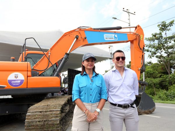 El presidente Daniel Noboa (der.) junto a la prefecta del Guayas, Marcela Aguiñaga en el inicio de la construcción de las vías de acceso de los tramos 4 y 5 del Quinto Puente. FOTO: Ministerio de Infraestructura y Transporte – Ecuador.