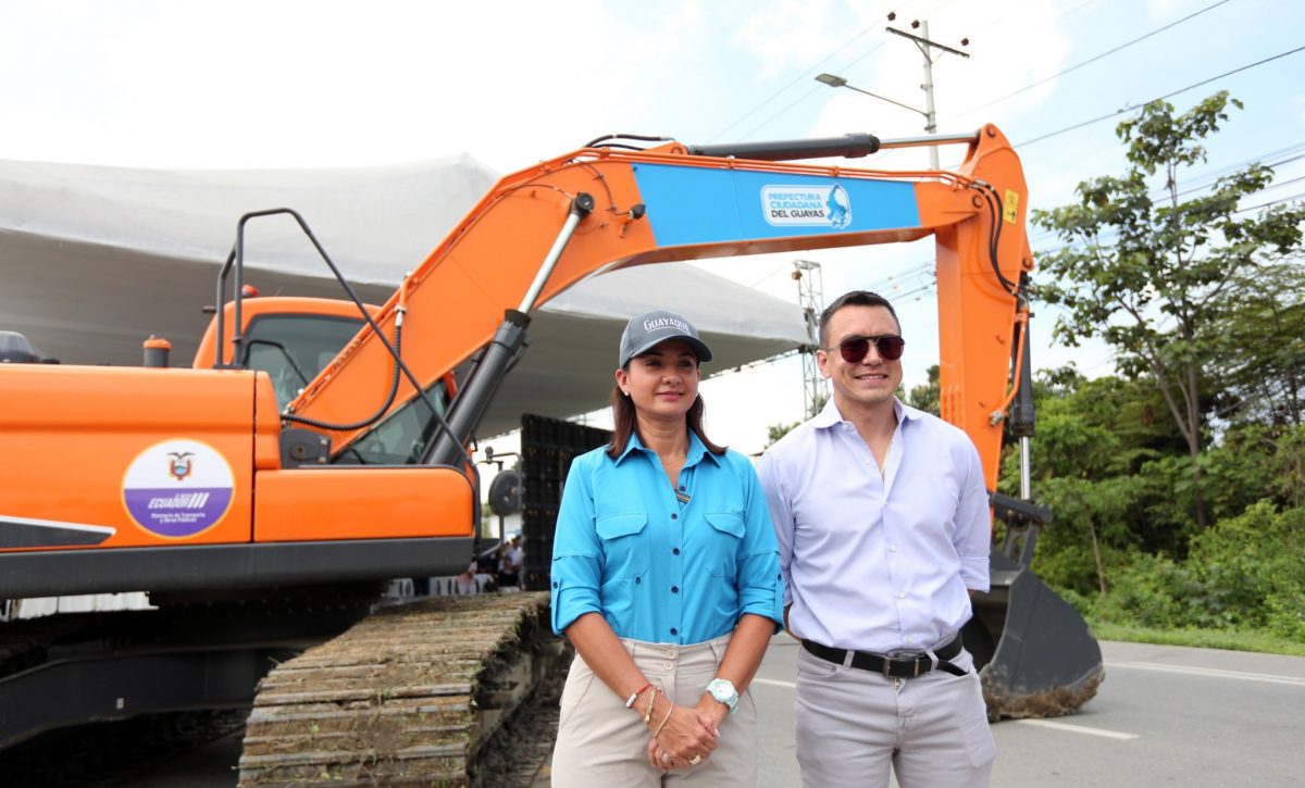 El presidente Daniel Noboa (der.) junto a la prefecta del Guayas, Marcela Aguiñaga en el inicio de la construcción de las vías de acceso de los tramos 4 y 5 del Quinto Puente. FOTO: Ministerio de Infraestructura y Transporte – Ecuador.