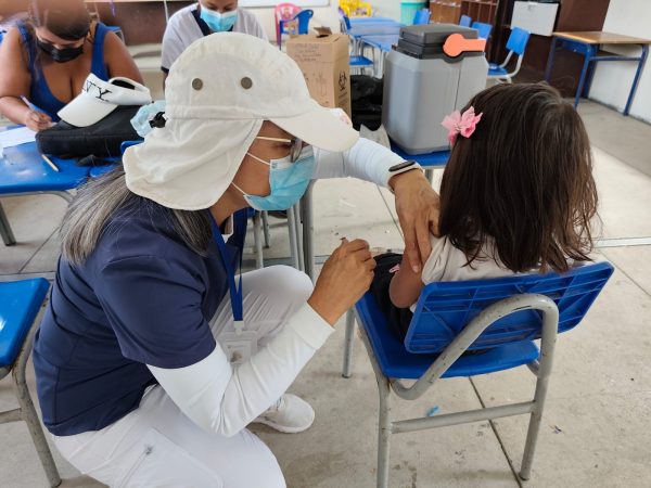 El MSP prioriza a niños en sus primeros meses de vida, aplicando dosis para prevenir la tosferina a los 2, 4, 6, 18 meses y 5 años.