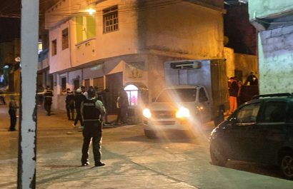 El carro de Medicina Legal en el barrio Ursa donde asesinaron a la víctima 500 del sicariato