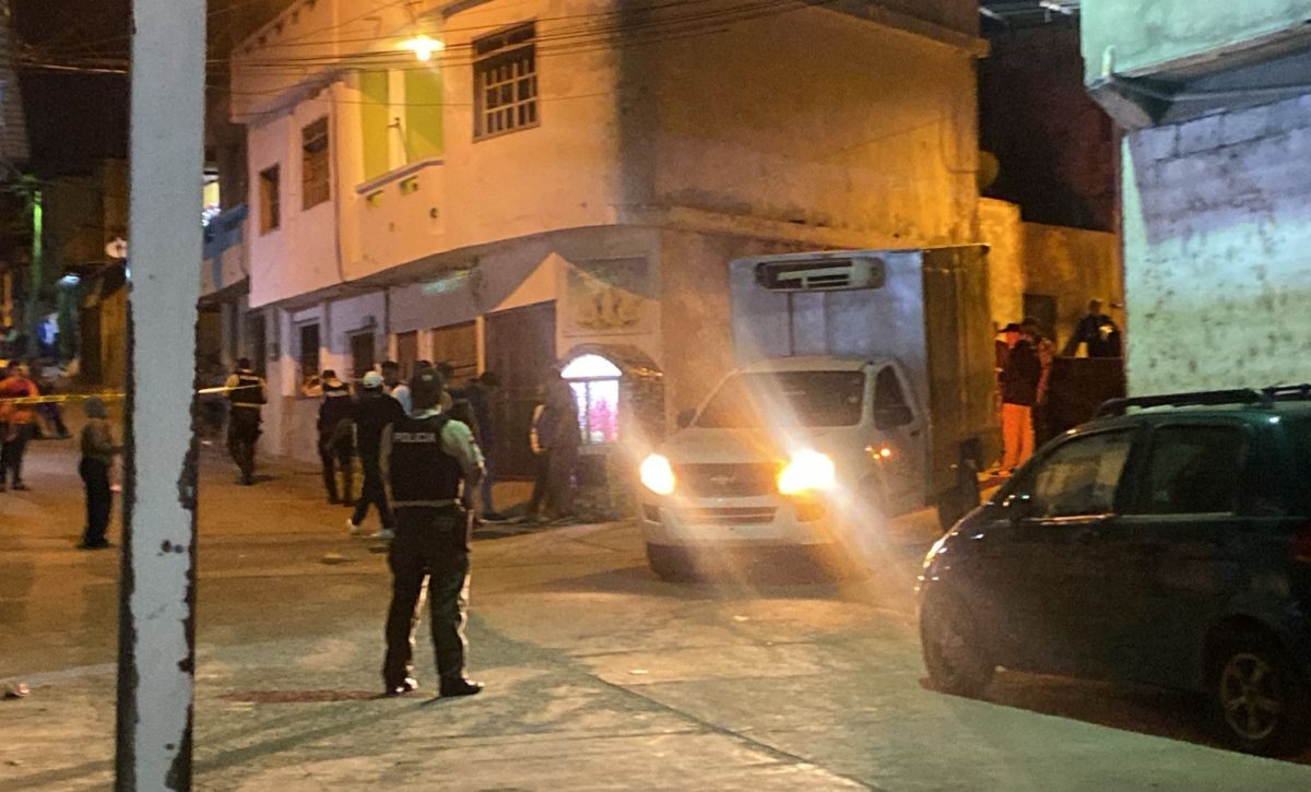 El carro de Medicina Legal en el barrio Ursa donde asesinaron a la víctima 500 del sicariato