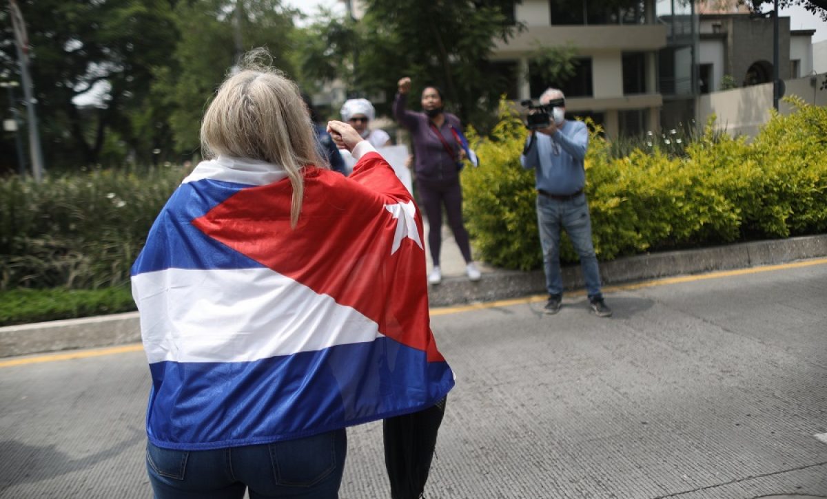 Simpatizantes y opositores chocan protestas en la embajada de Cuba en México