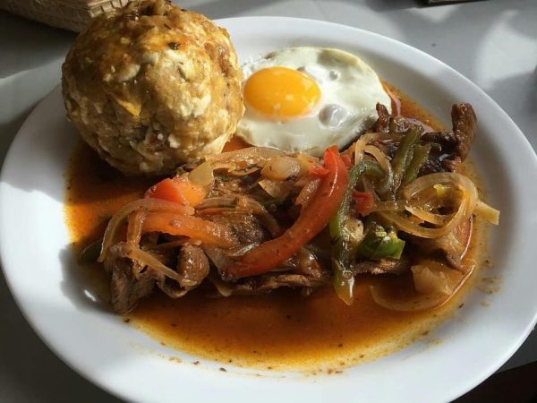 ¿Buscas un desayuno contundente? Prueba este bolón mixto con bistec al estilo ecuatoriano