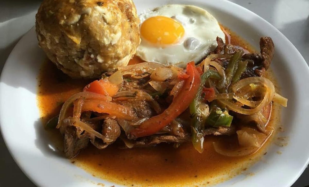 ¿Buscas un desayuno contundente? Prueba este bolón mixto con bistec al estilo ecuatoriano