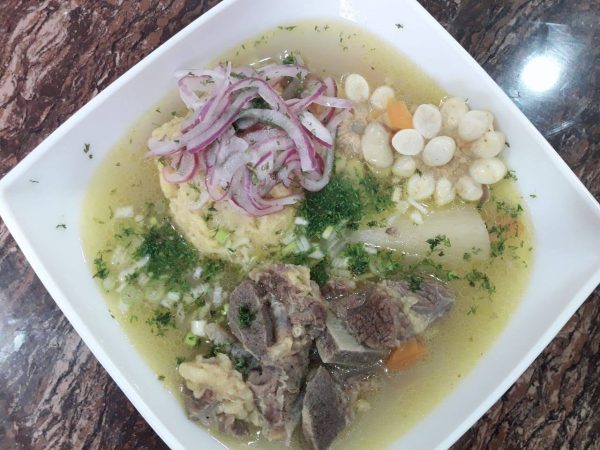 Conoce los ingredientes y proceso para cocinar sopa de hueso blanco en casa