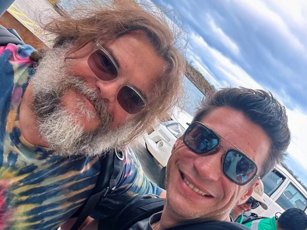 Encuentro inesperado en las Islas Galápagos: El actor ecuatoriano Marcelo Varas se fotografía con Jack Black