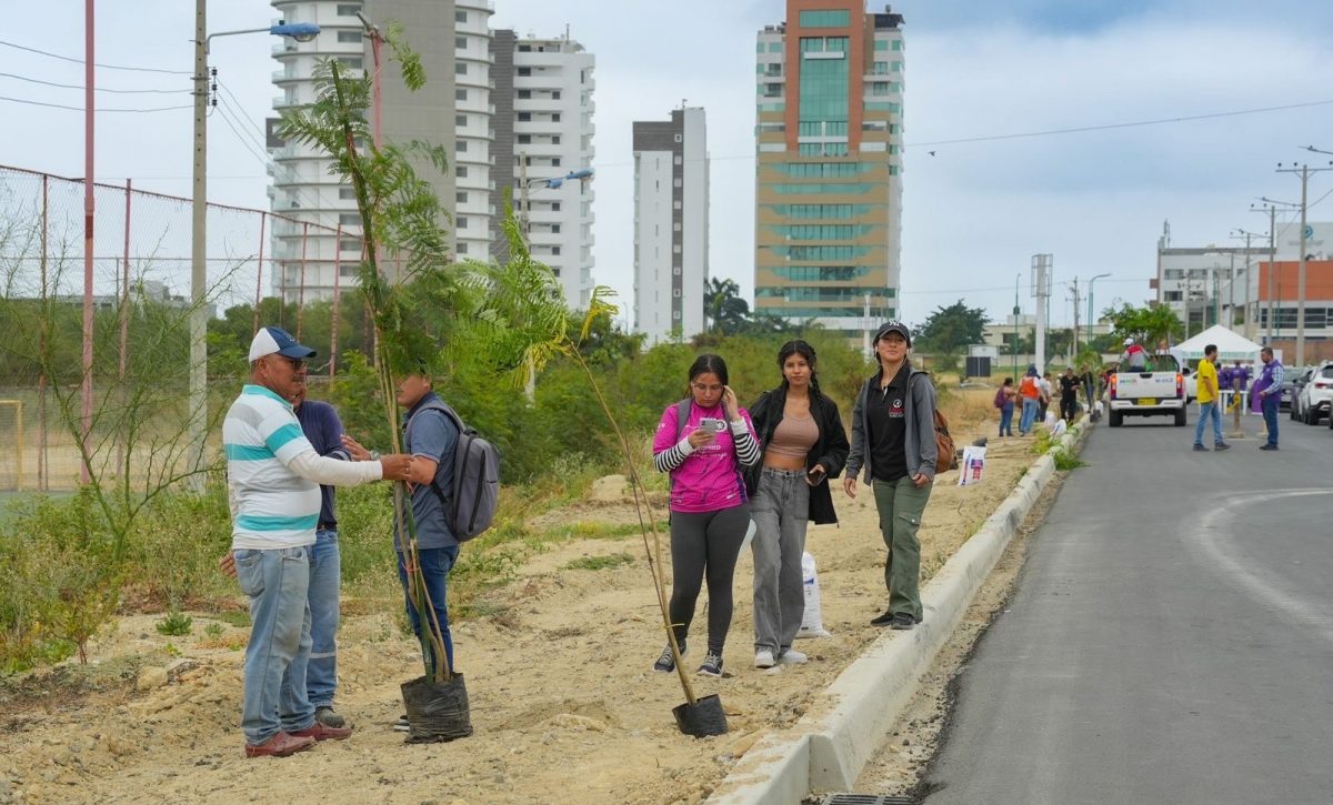 Manta Boulevard se transforma en un corredor natural con la siembra de 100 árboles