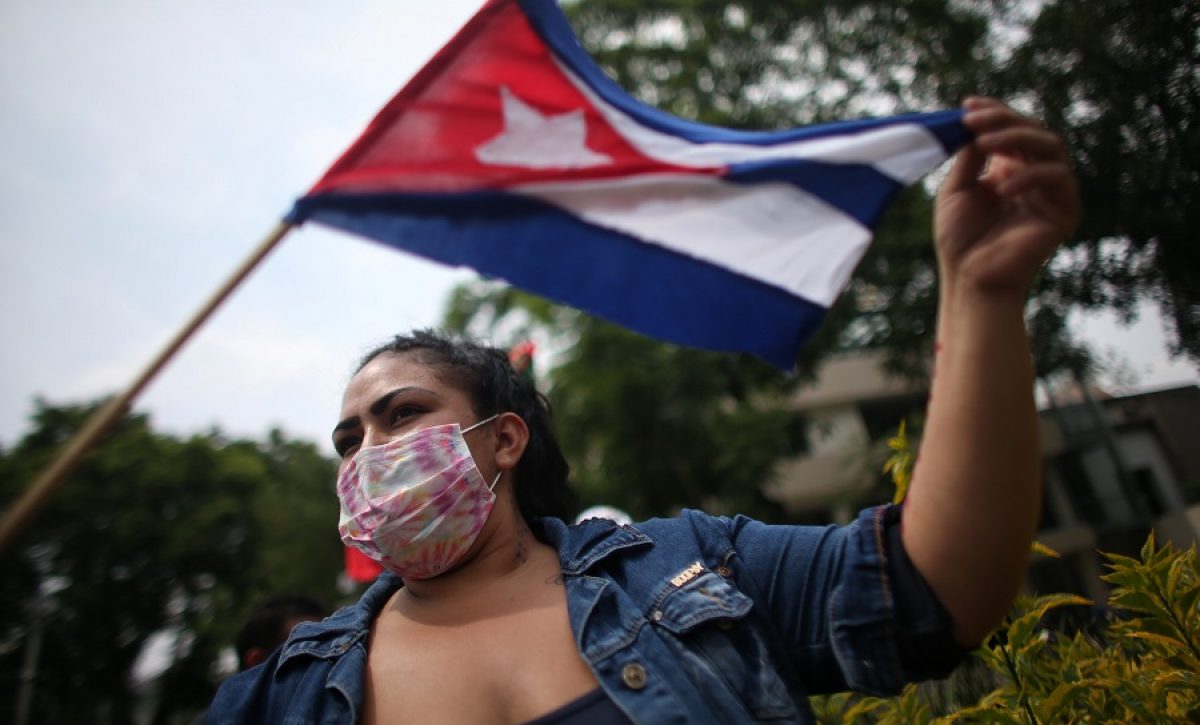 Simpatizantes y opositores chocan protestas en la embajada de Cuba en México