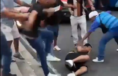 A dos hombres señalados como ladrones de teléfonos celulares los bajaron a la fuerza de una unidad de la Metrovía, en Guayaquil.