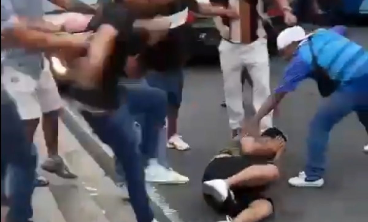 A dos hombres señalados como ladrones de teléfonos celulares los bajaron a la fuerza de una unidad de la Metrovía, en Guayaquil.