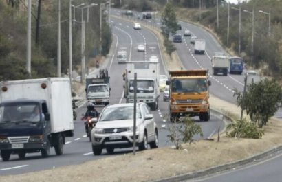 A partir del jueves 1 de enero de 2026, los vehículos de transporte pesado enfrentarán restricciones de circulación en la avenida Simón Bolívar de Quito.