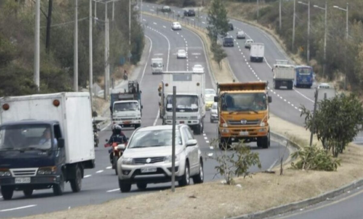 A partir del jueves 1 de enero de 2026, los vehículos de transporte pesado enfrentarán restricciones de circulación en la avenida Simón Bolívar de Quito.