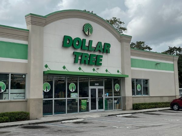 Una tienda Dollar Tree en Fort Lauderdale (Florida), punto de encuentro accesible donde migrantes ecuatorianos pueden hacer compras esenciales con precios bajos. (Kike Perdomo)