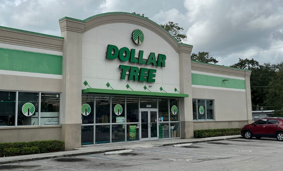 Una tienda Dollar Tree en Fort Lauderdale (Florida), punto de encuentro accesible donde migrantes ecuatorianos pueden hacer compras esenciales con precios bajos. (Kike Perdomo)