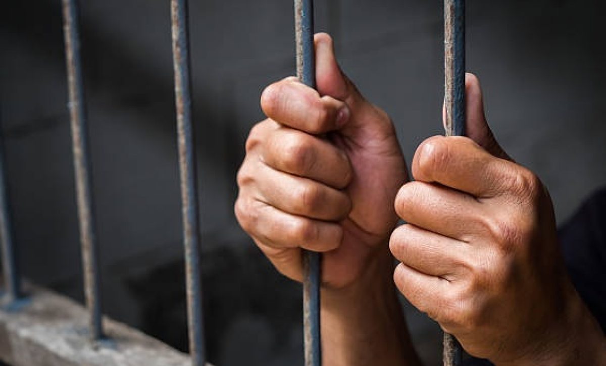 A un expolicía lo sentenciaron a 17 años de prisión, y un exfiscal a ocho, por el asesinato de Elvis Saúl Ch. D. en la provincia de Orellana.