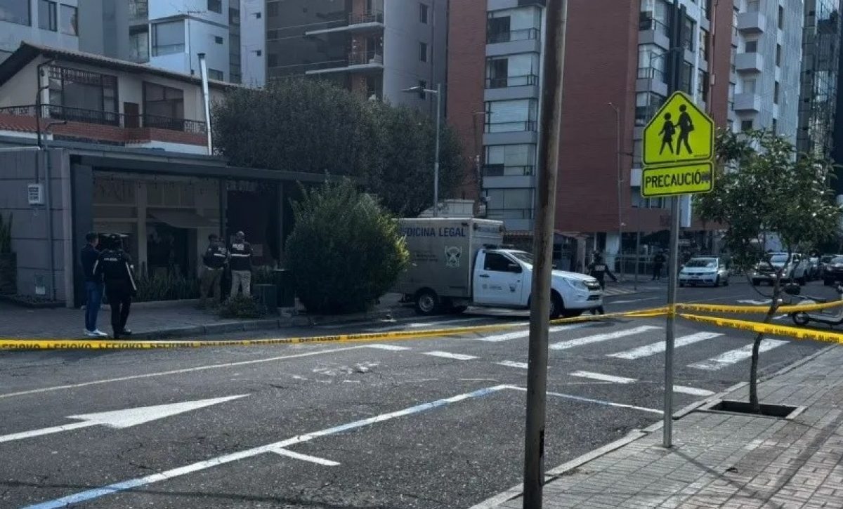A un guardia de seguridad lo asesinaron a tiros la tarde de este miércoles 7 de enero de 2026 en una cafetería ubicada en la avenida 6 de Diciembre y calle Irlanda.