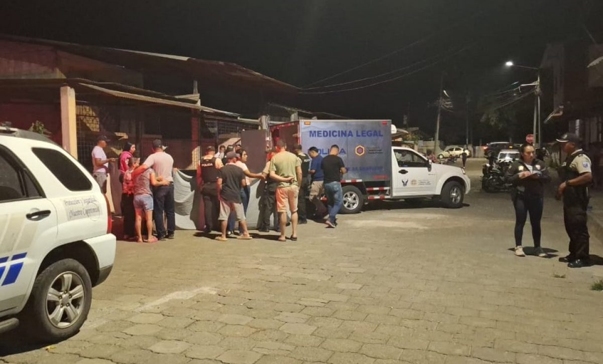 A un hombre de 18 años, identificado como Julián, lo asesinaron de cuatro disparos en el barrio La Dolorosa, cantón Santa Ana, provincia de Manabí.