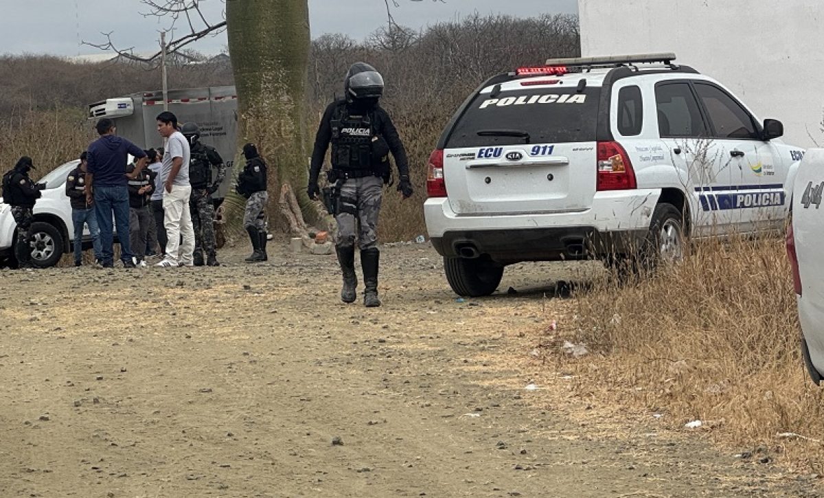 A un hombre de aproximadamente 25 años lo asesinaron este lunes 18 de agosto del 2025 en el nuevo cementerio del cantón Jaramijó, provincia de Manabí.