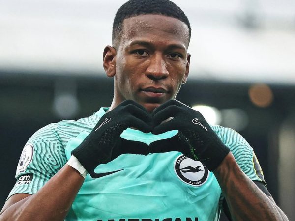 AC Milan inicia contactos con Brighton por el fichaje de Pervis Estupiñán