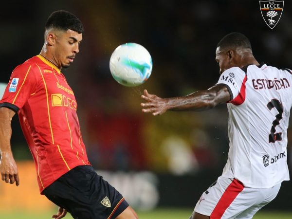 AC Milan vence 2-0 a Lecce con Pervis Estupiñán como titular en Serie A