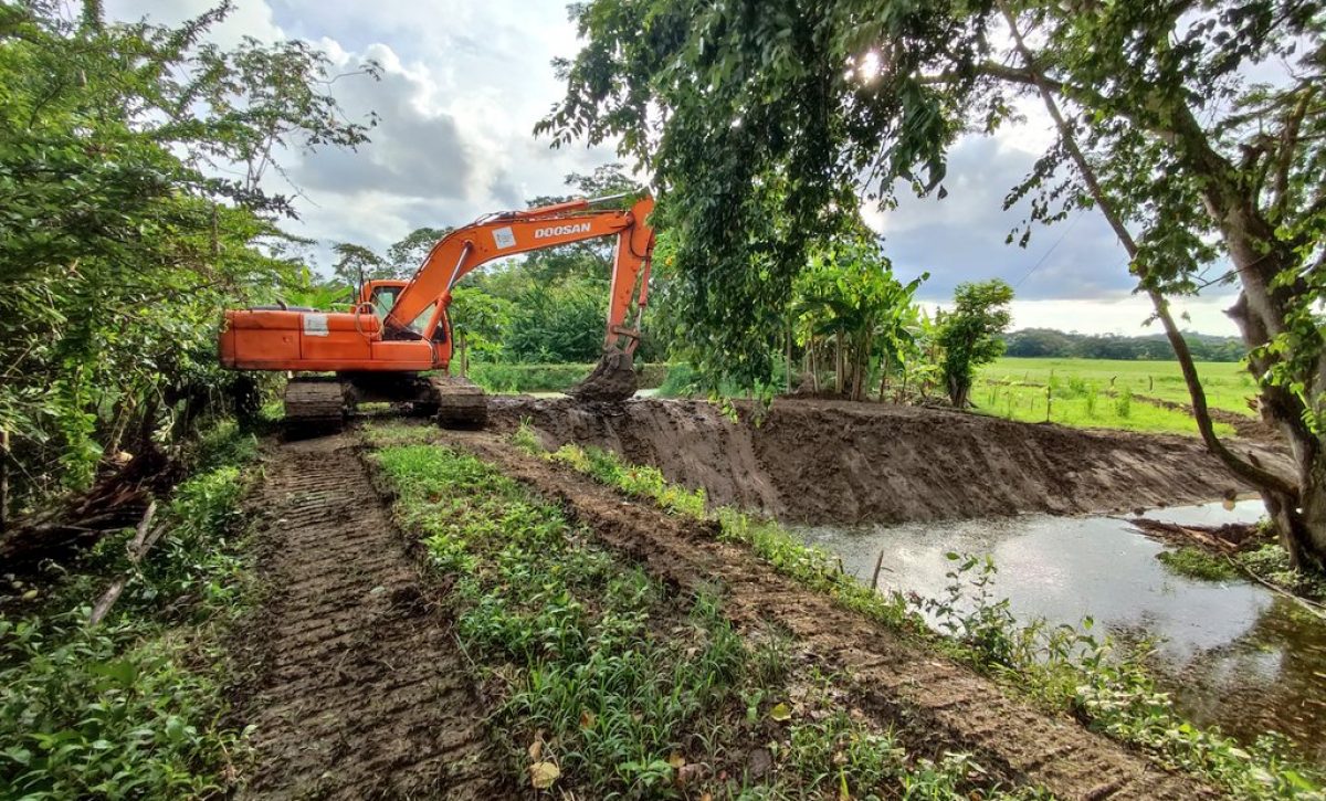 Para la construcción de las albarradas, el Ministerio de Agricultura dispuso una maquinaria.