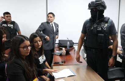 Amanda y Tamia Villavicencio acudieron a la audiencia de formulación de cargos en el caso Villavicencio en el Complejo Judicial. FOTO: API.