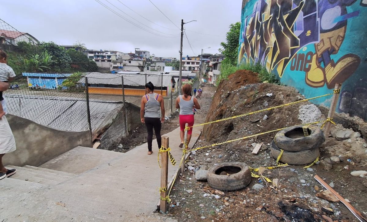 Adoquinado inconcluso afecta a estudiantes y comerciantes en calle Río Cajones
