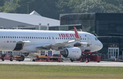 Foto de archivo que muestra un avión de Iberia en el aeropuerto de Alvedro, España. (EuropaPress)
